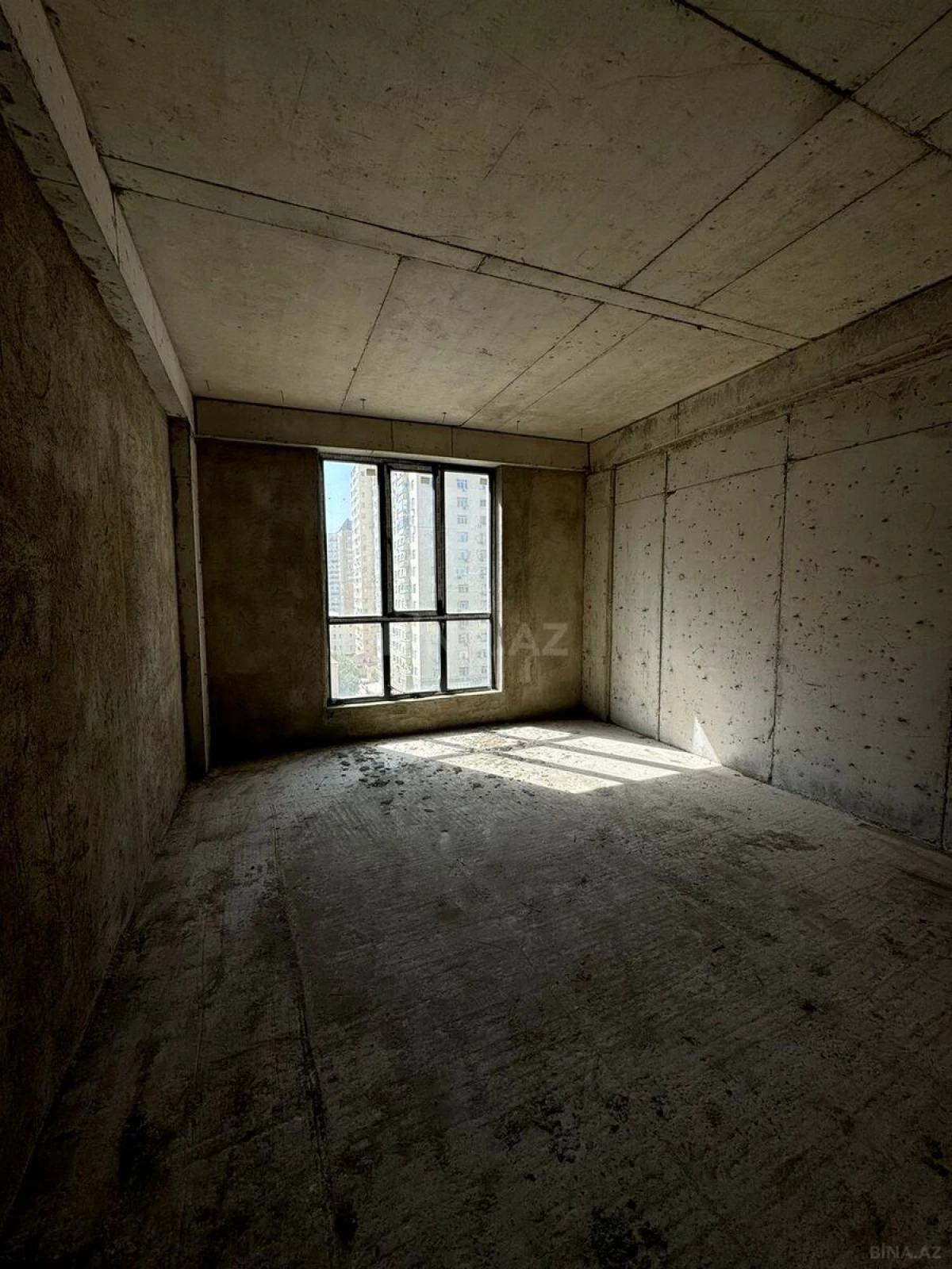 Satılır 5 otaqlı mənzil 215 m²