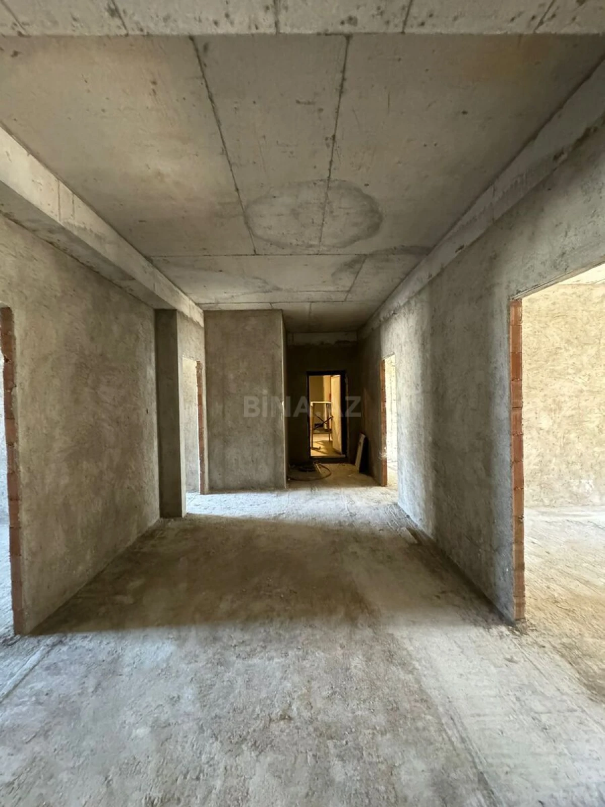 Satılır 5 otaqlı mənzil 215 m²