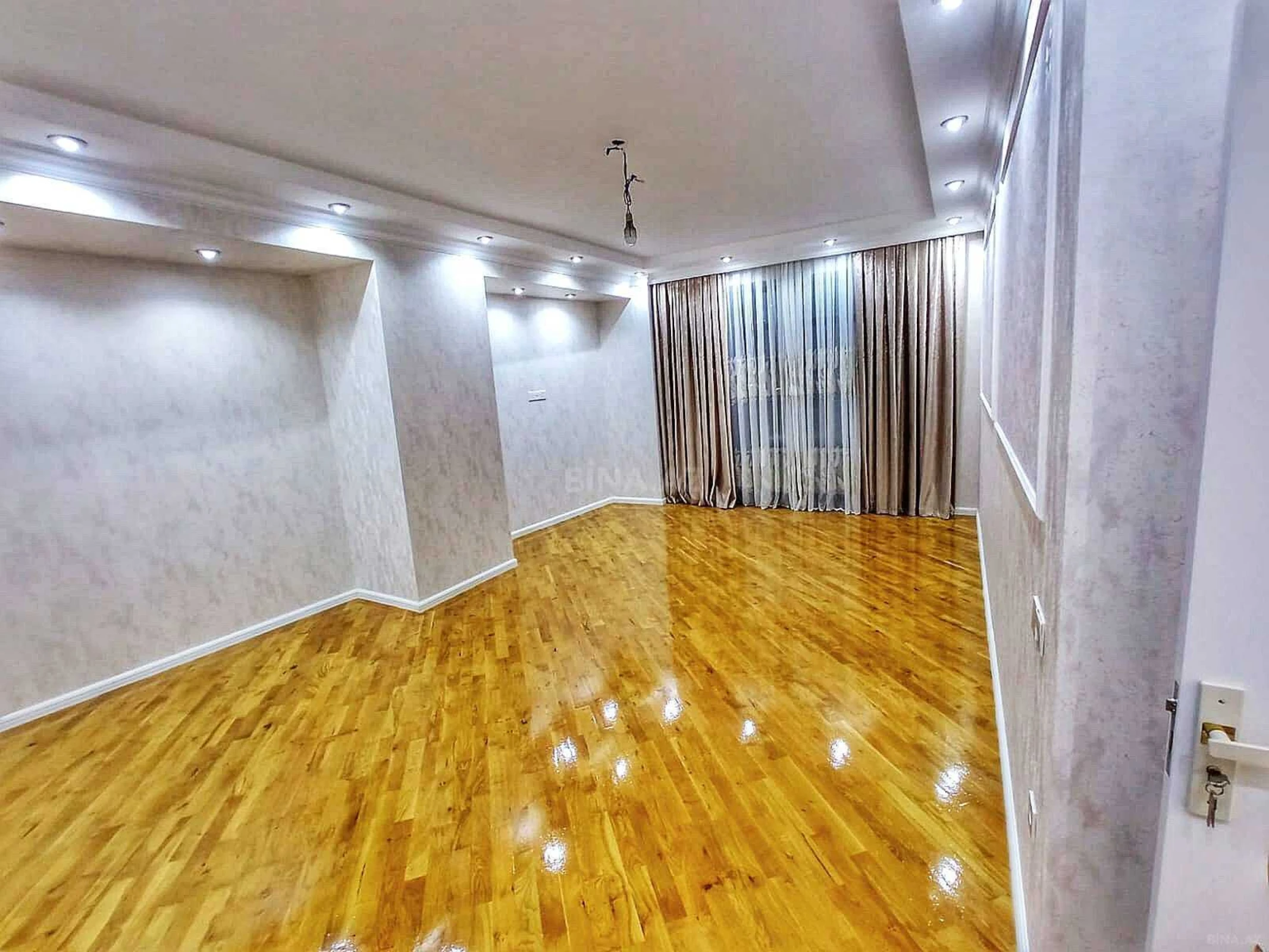 Satılır 4 otaqlı mənzil 179 m²