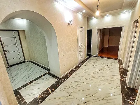 Satılır 4 otaqlı mənzil 179 m²