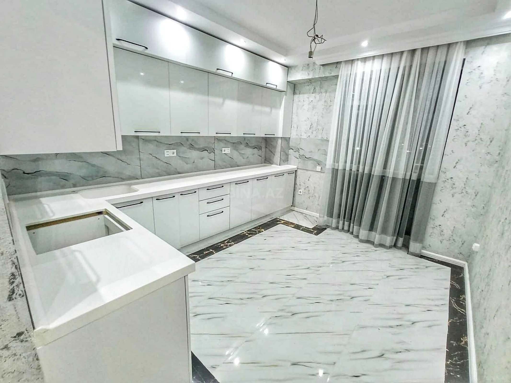 Satılır 4 otaqlı mənzil 179 m²