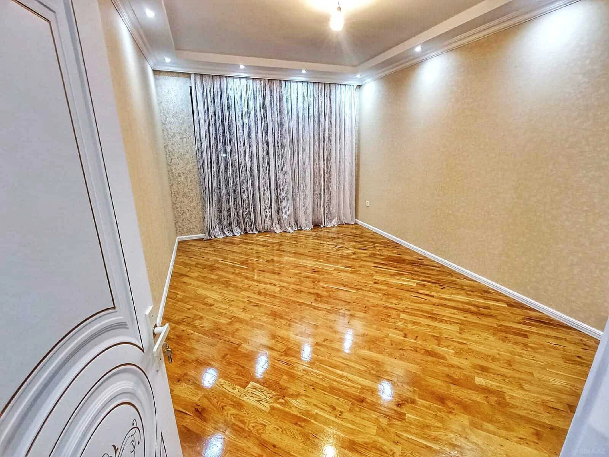 Satılır 4 otaqlı mənzil 179 m²