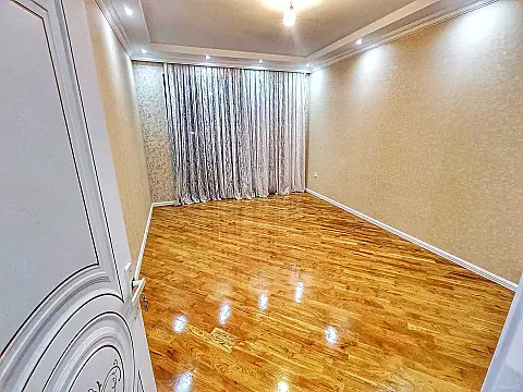 Satılır 4 otaqlı mənzil 179 m²