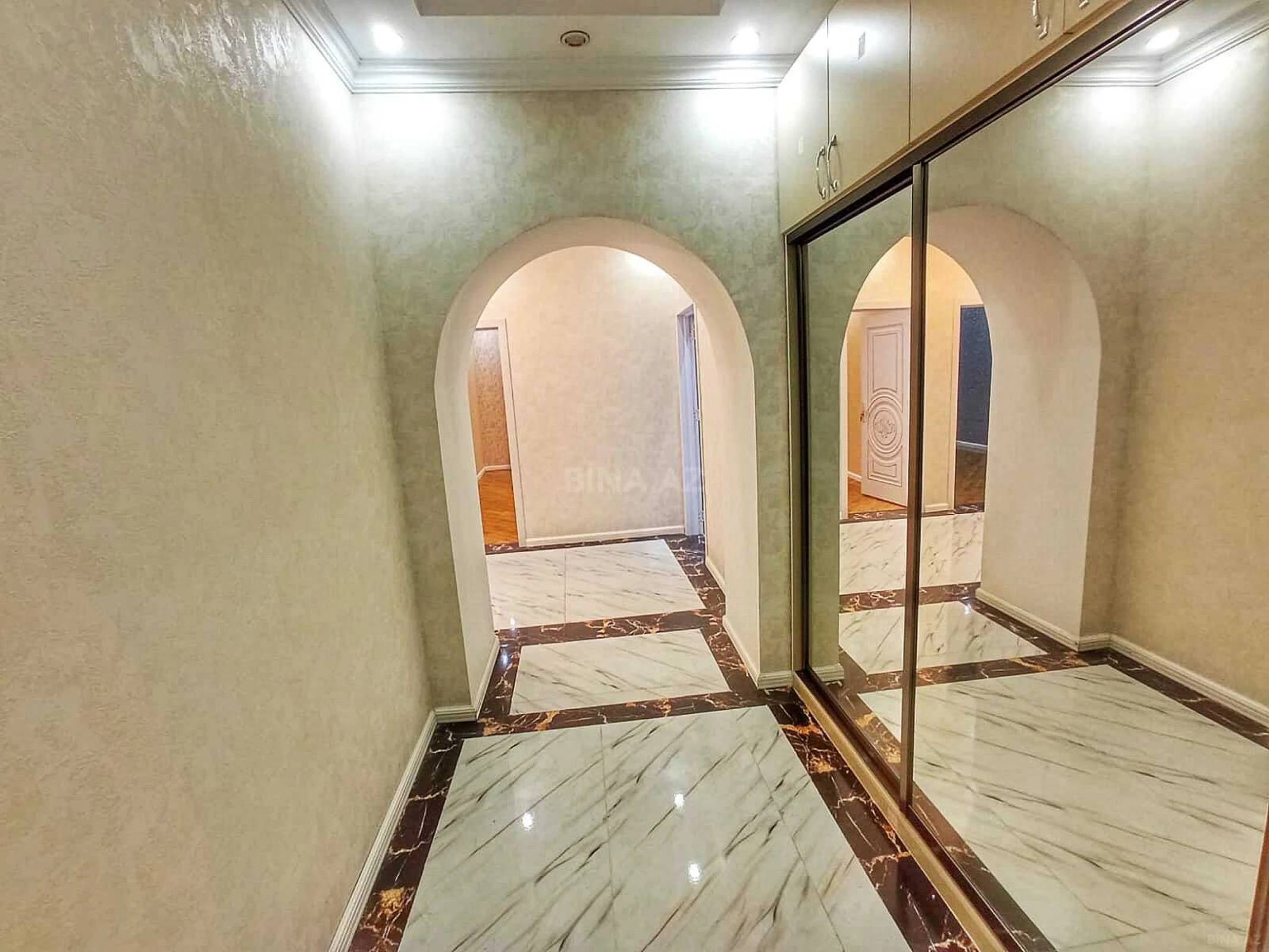 Satılır 4 otaqlı mənzil 179 m²