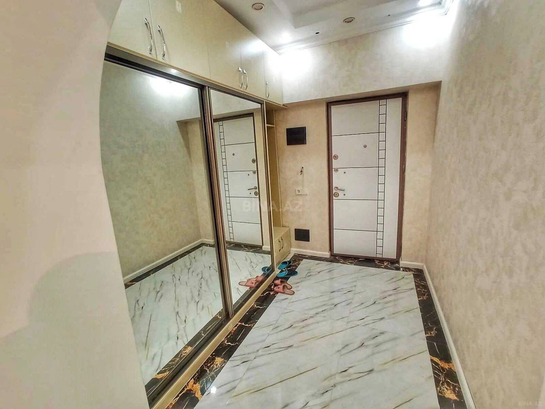 Satılır 4 otaqlı mənzil 179 m²