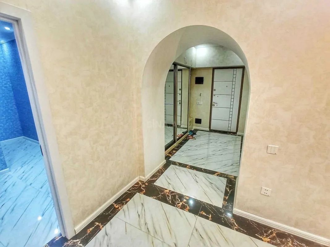 Satılır 4 otaqlı mənzil 179 m²