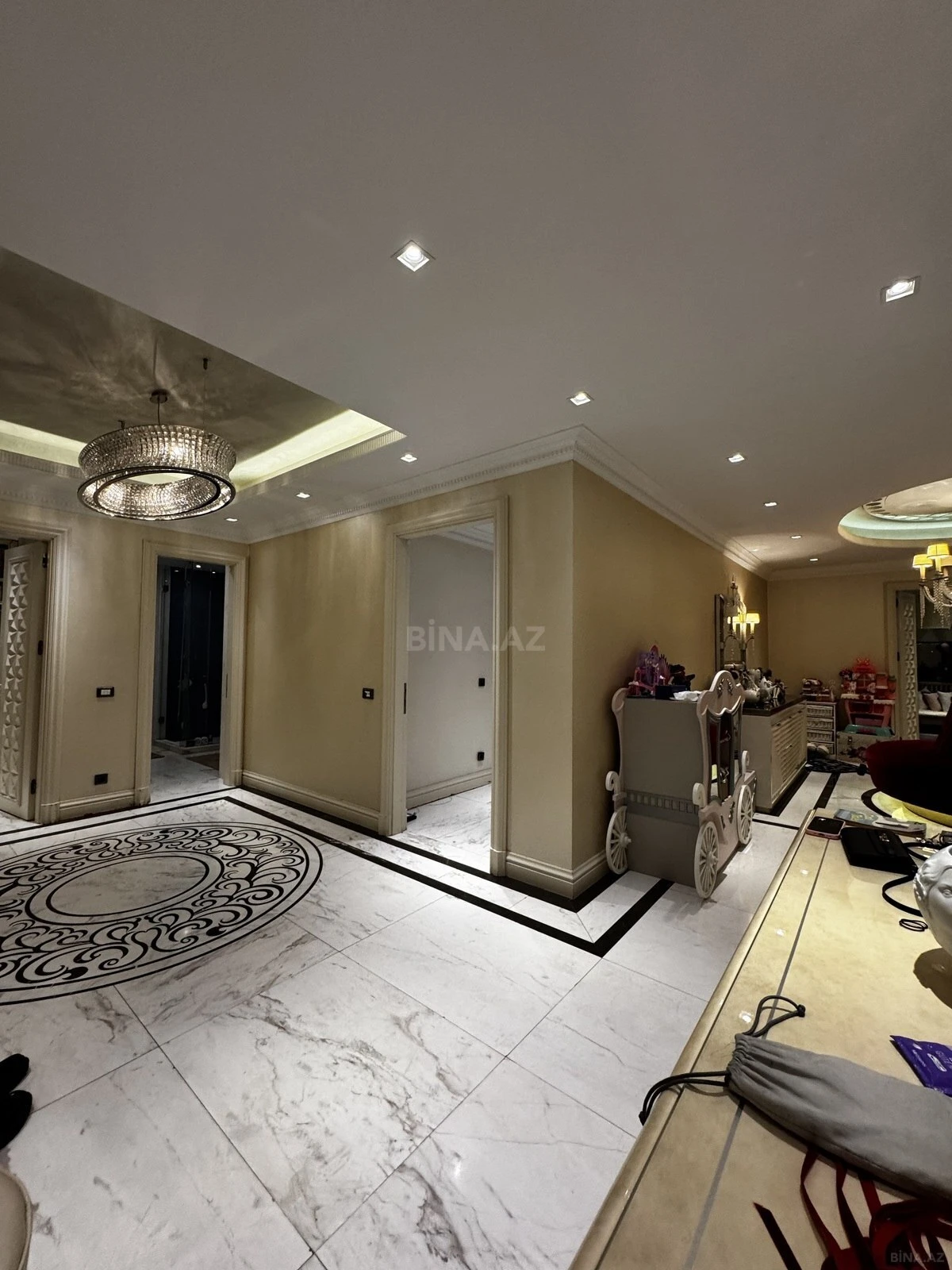 Satılır 3 otaqlı mənzil 250 m²