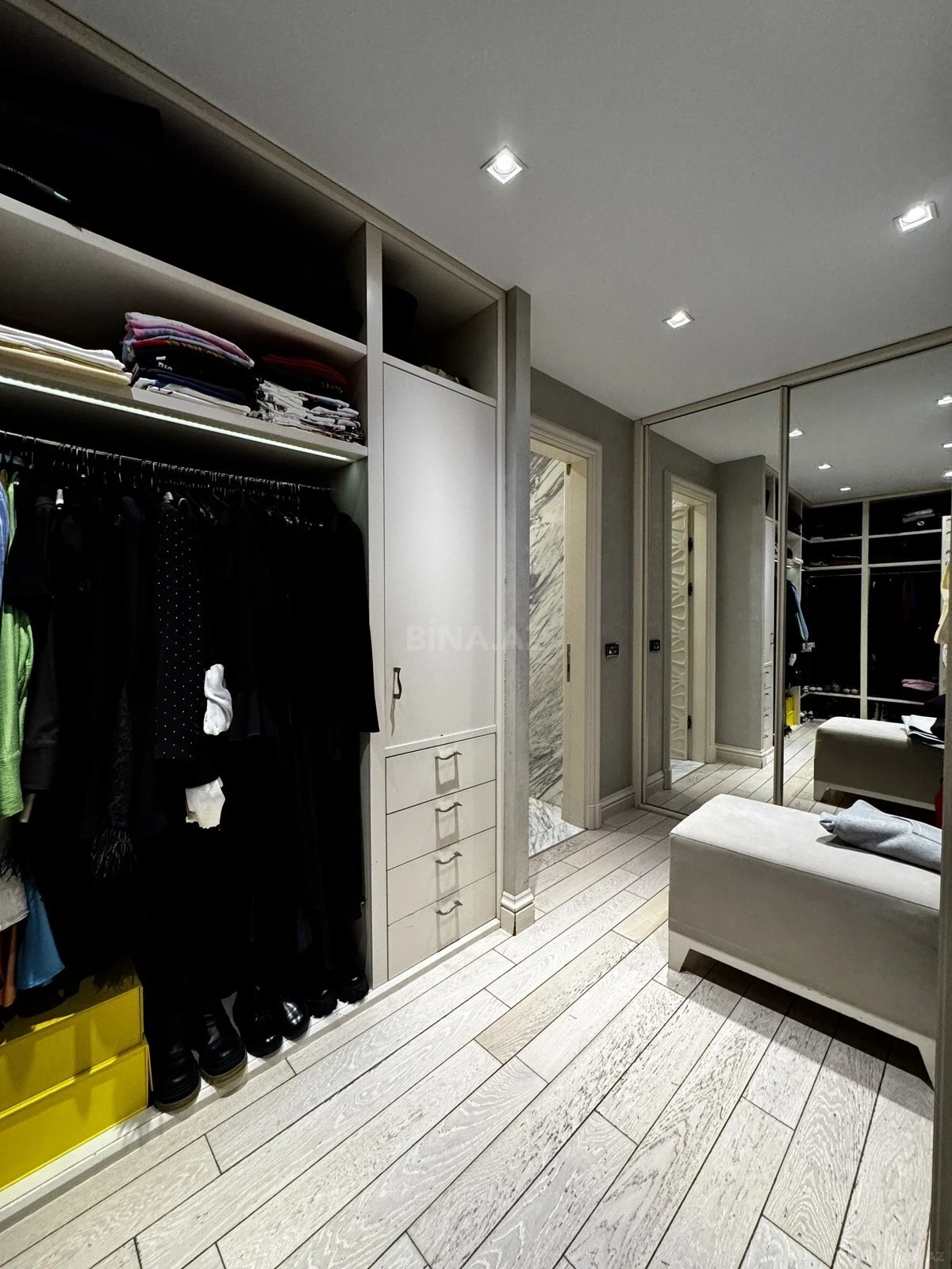 Satılır 3 otaqlı mənzil 250 m²