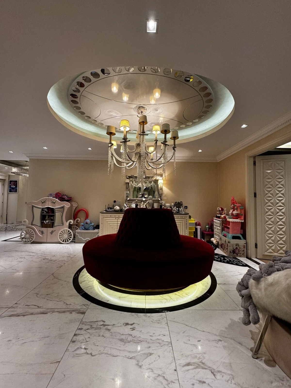 Satılır 3 otaqlı mənzil 250 m²