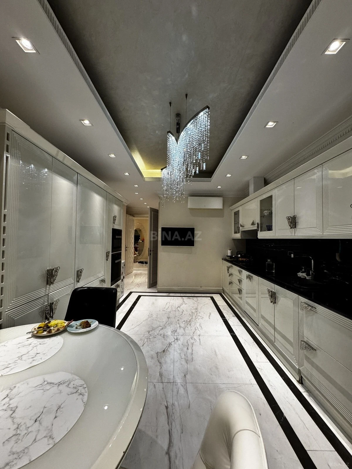 Satılır 3 otaqlı mənzil 250 m²