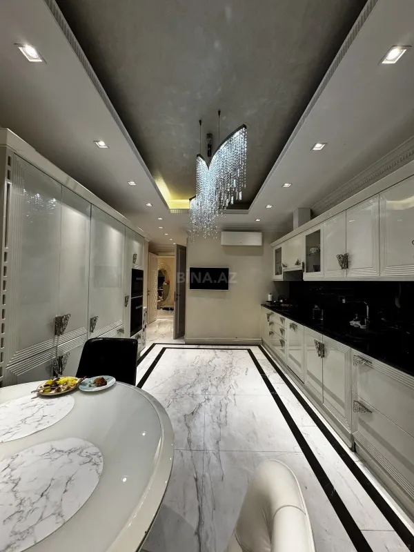 Satılır 3 otaqlı mənzil 250 m²