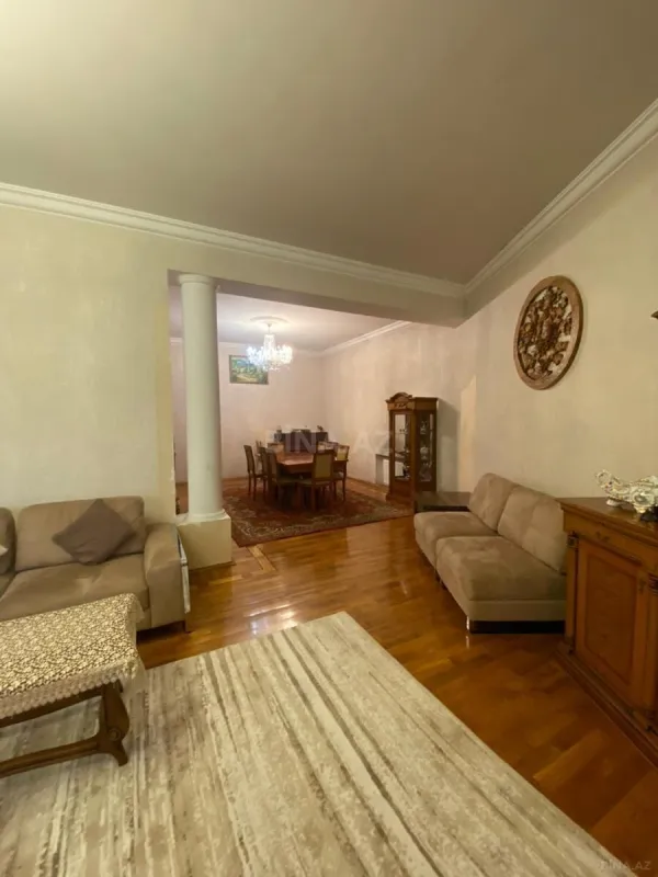 Satılır 6 otaqlı həyət evi 400 m²