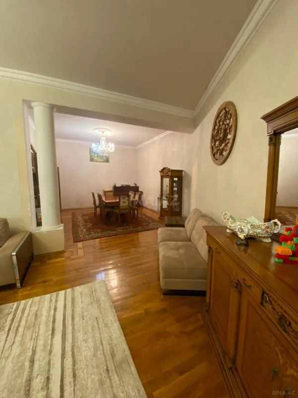 Satılır 6 otaqlı həyət evi 400 m²