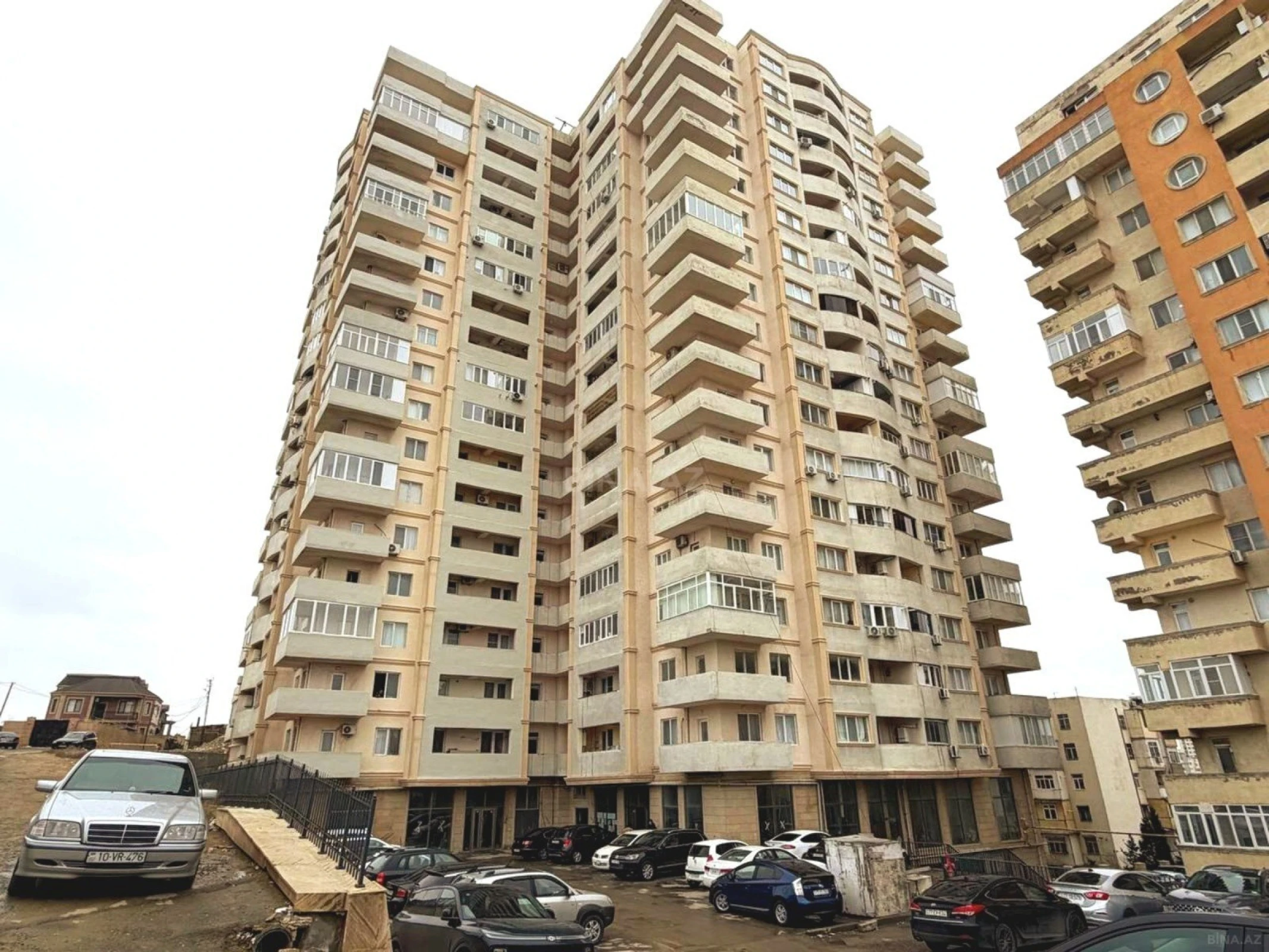 Satılır 4 otaqlı mənzil 140 m²