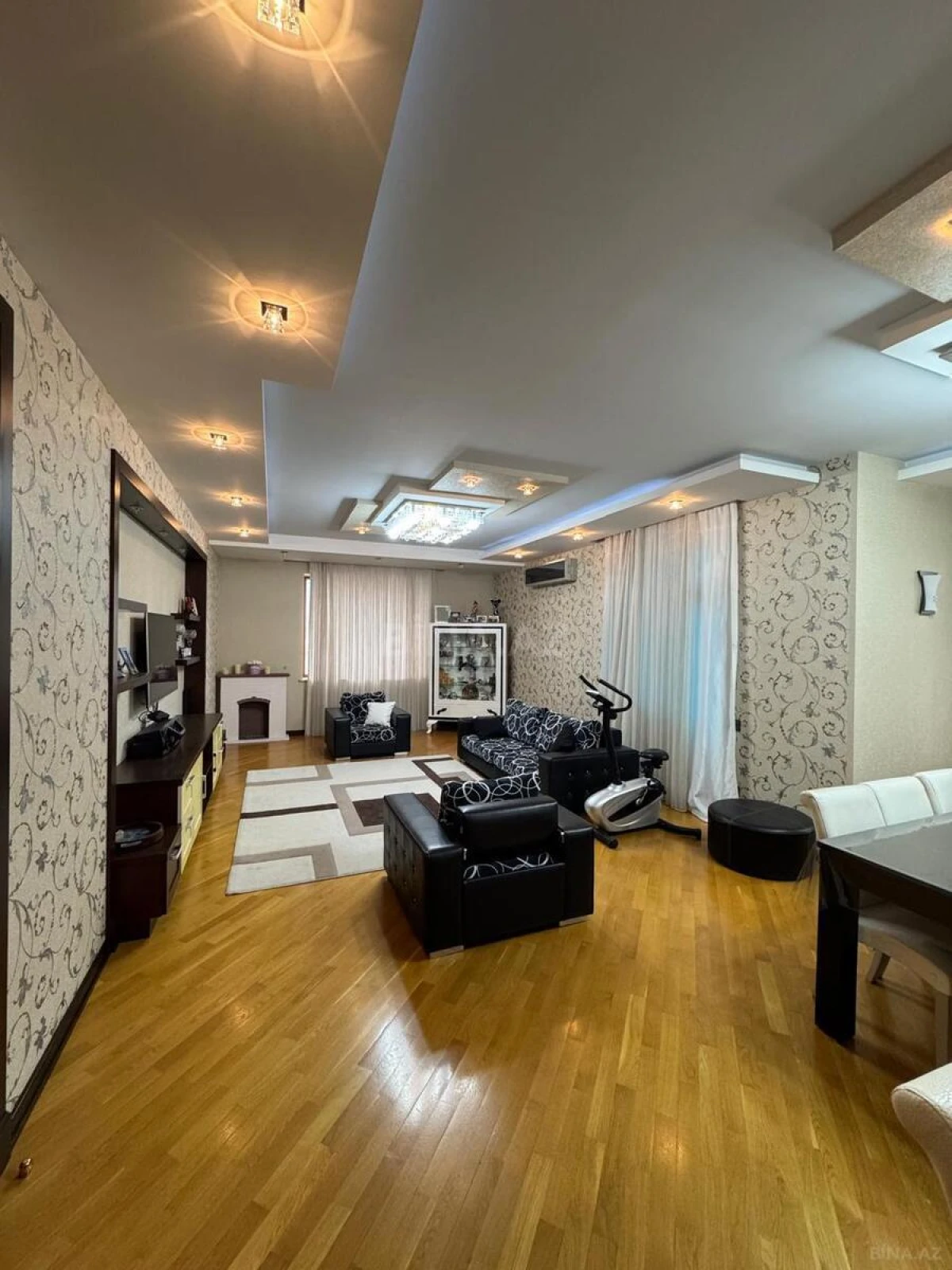 Satılır 4 otaqlı mənzil 215 m²