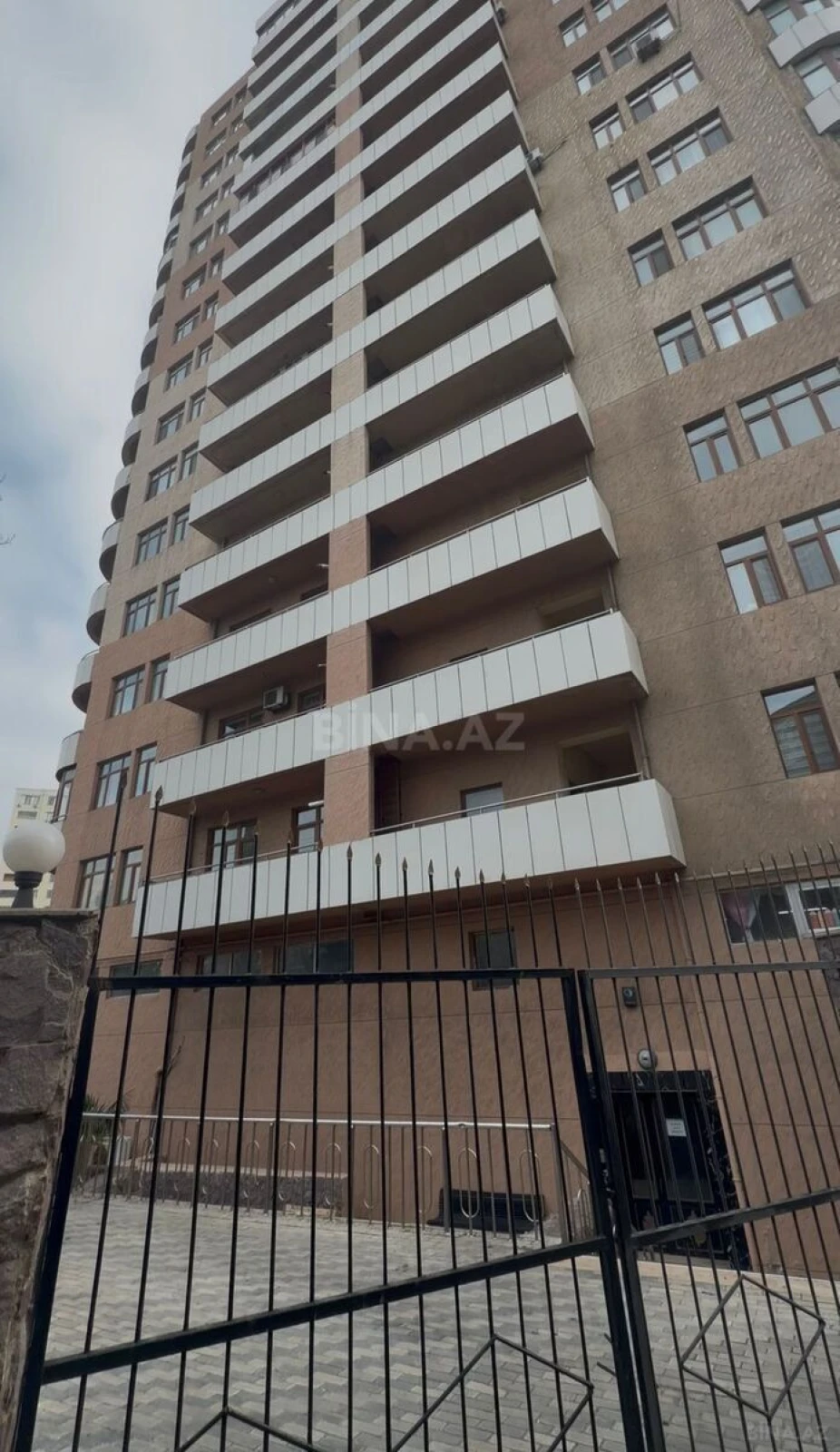 Satılır 4 otaqlı mənzil 120 m²