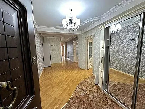 Kirayə verilir 4 otaqlı mənzil 200 m²