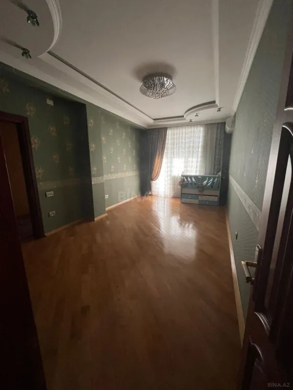 Satılır 4 otaqlı mənzil 215 m²