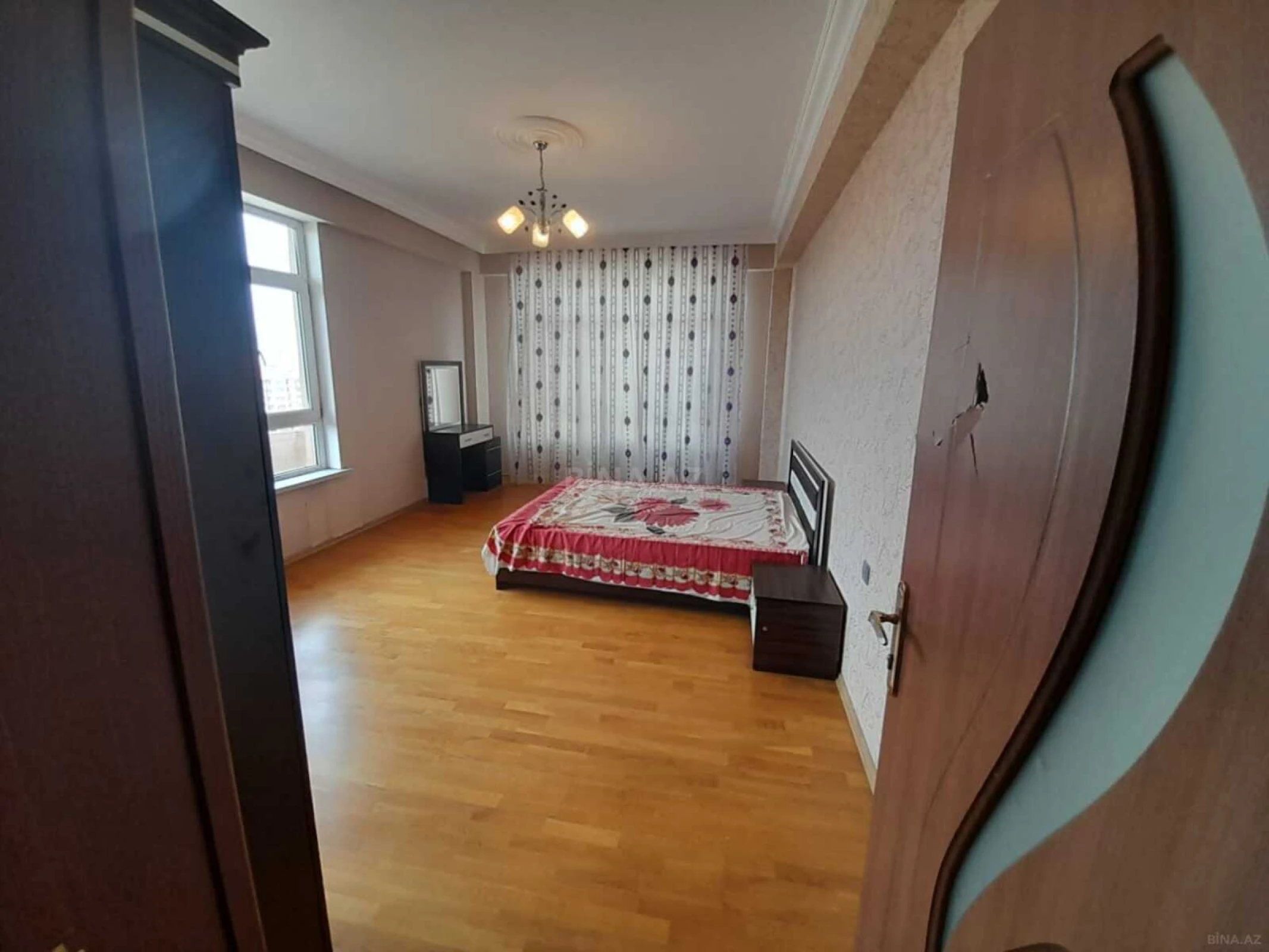 Satılır 3 otaqlı mənzil 128 m²