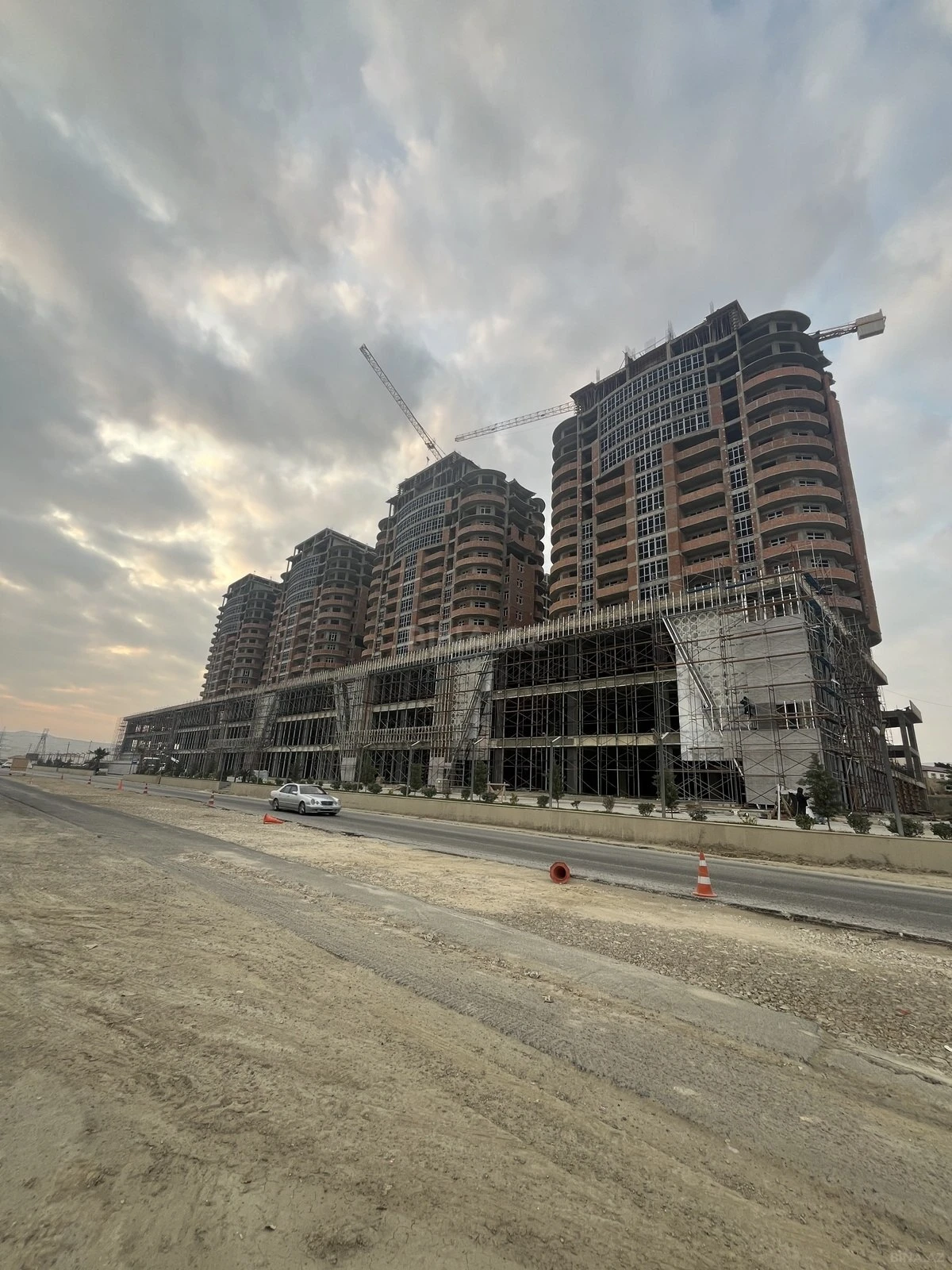 Satılır 2 otaqlı mənzil 83 m²