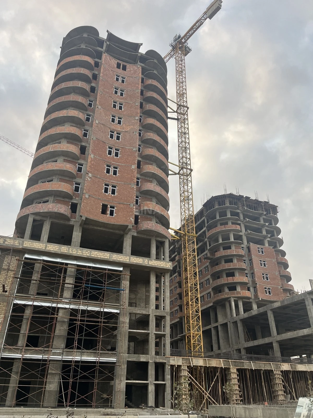 Satılır 2 otaqlı mənzil 83 m²