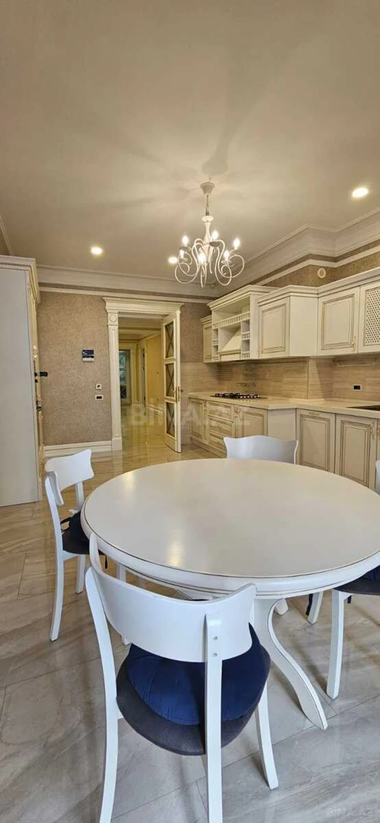 Kirayə verilir 4 otaqlı mənzil 210 m²