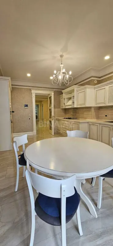 Kirayə verilir 4 otaqlı mənzil 210 m²