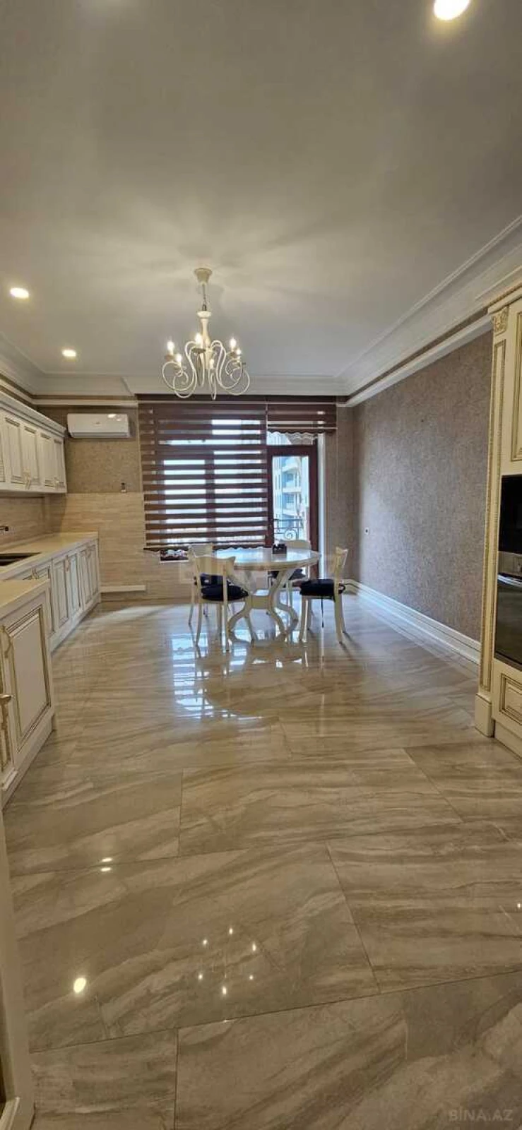 Kirayə verilir 4 otaqlı mənzil 210 m²