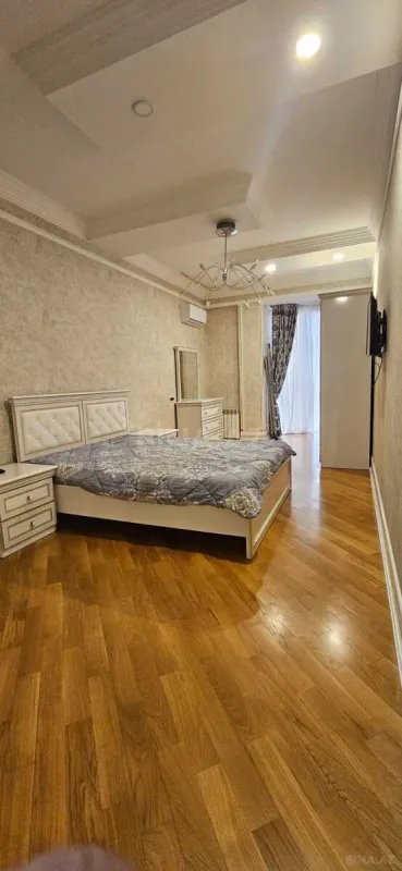 Kirayə verilir 4 otaqlı mənzil 210 m²