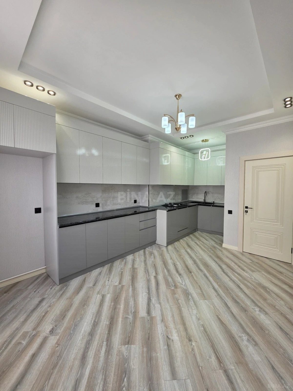 Satılır 3 otaqlı mənzil 98 m²