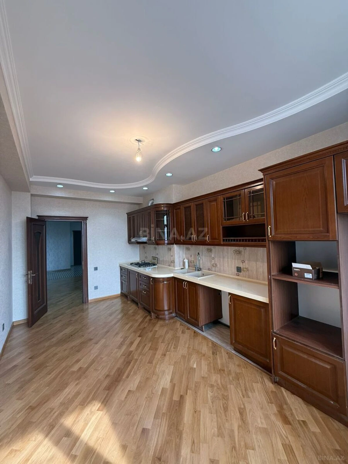 Satılır 3 otaqlı mənzil 151 m²