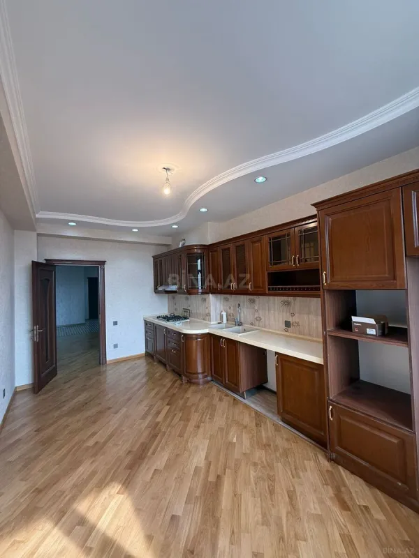 Satılır 3 otaqlı mənzil 151 m²