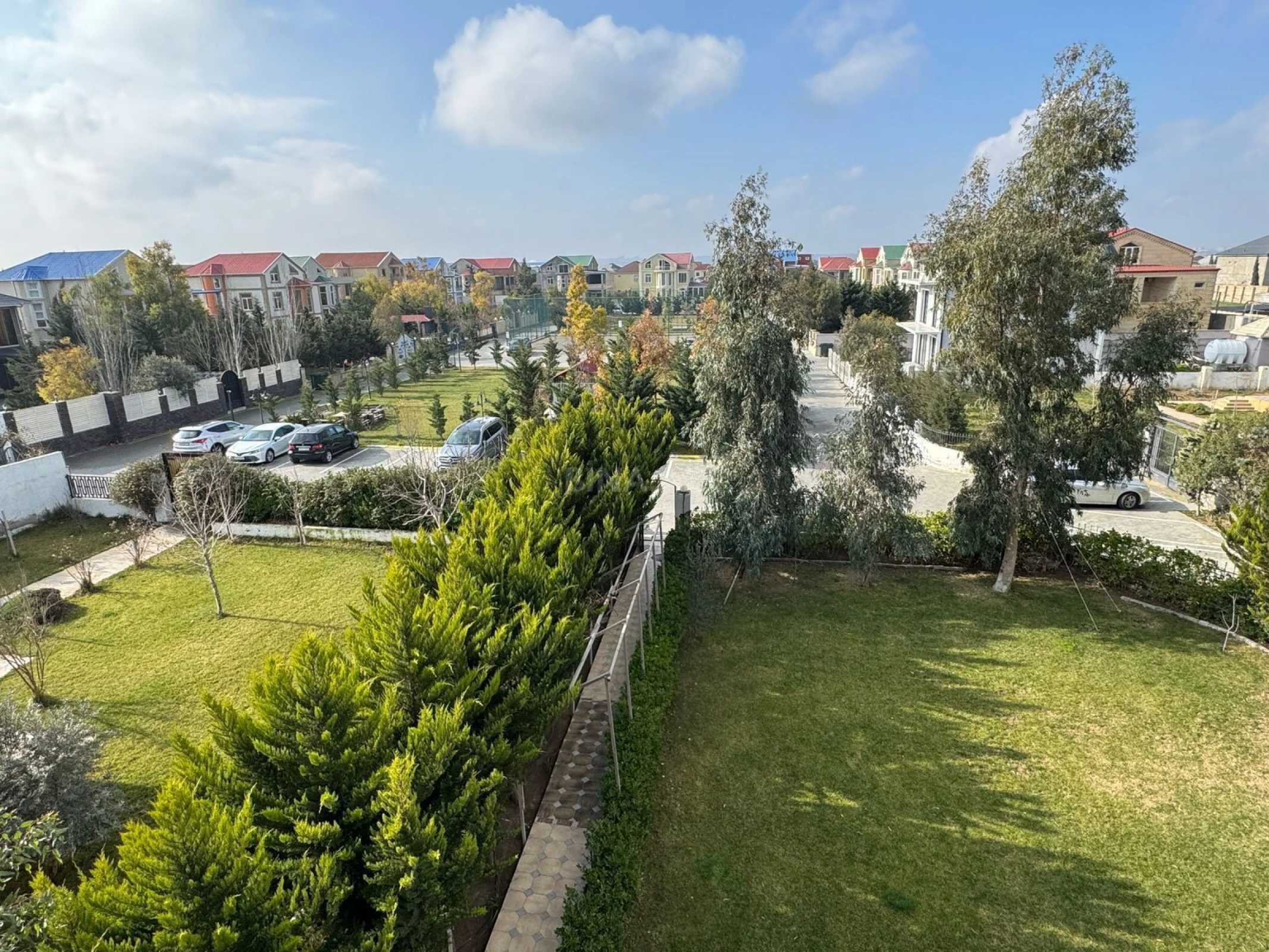 Satılır 4 otaqlı həyət evi 200 m²