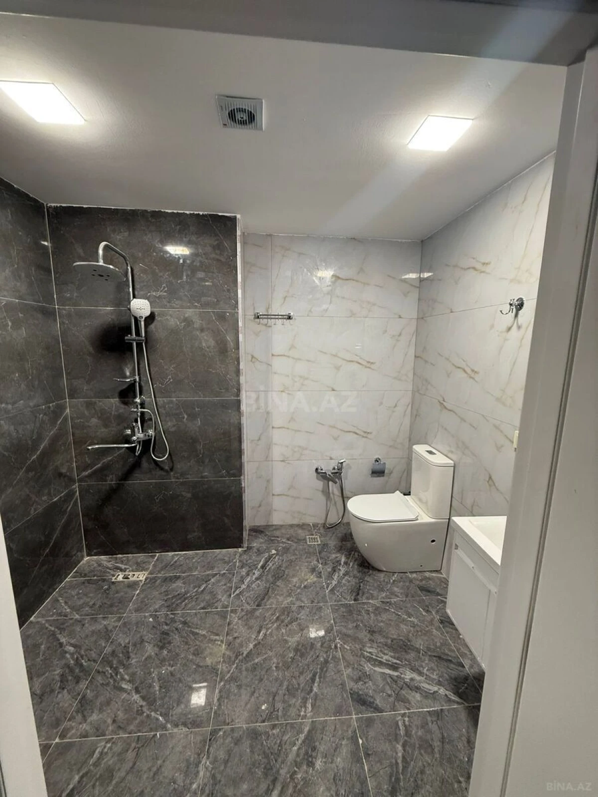 Satılır 5 otaqlı mənzil 127 m²