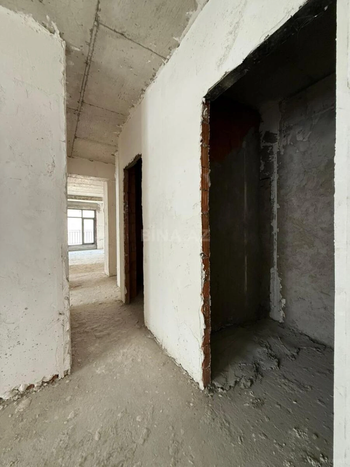 Satılır 4 otaqlı mənzil 162 m²