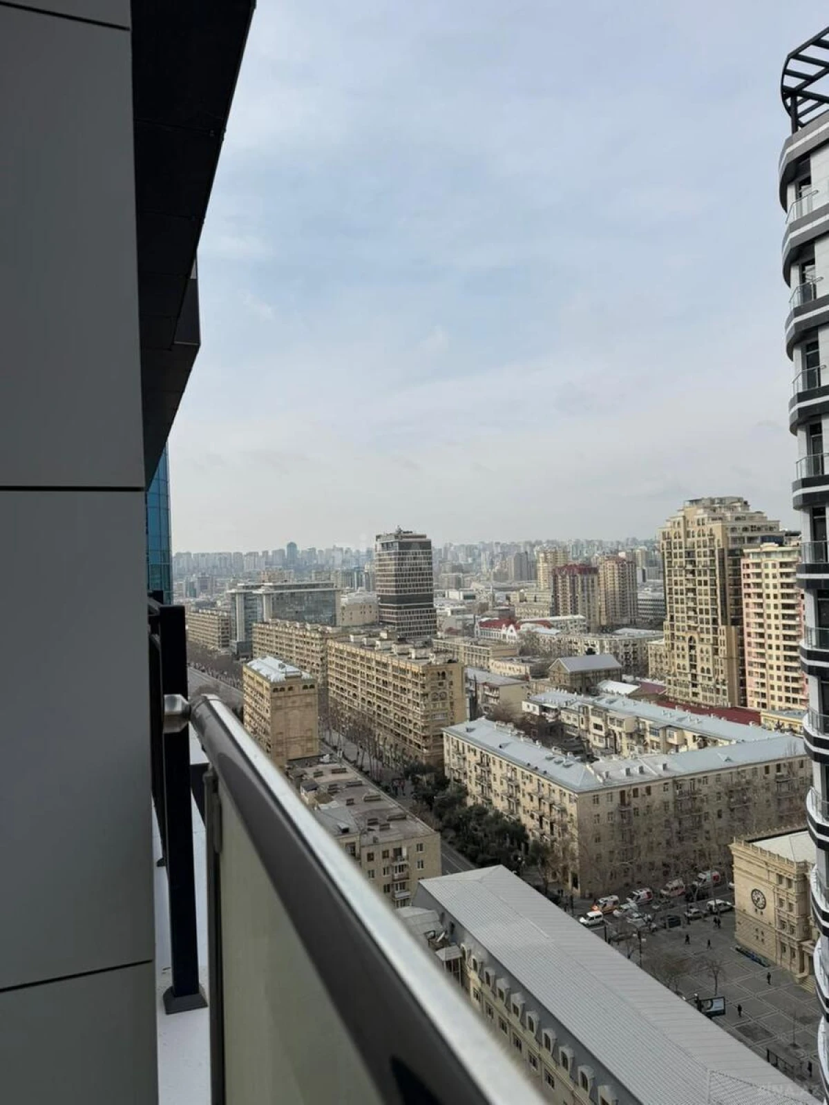 Satılır 4 otaqlı mənzil 162 m²