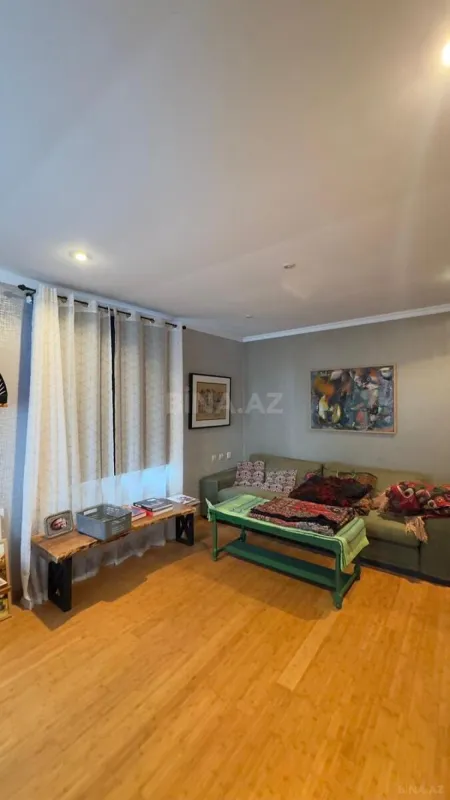 Satılır 5 otaqlı həyət evi 200 m²
