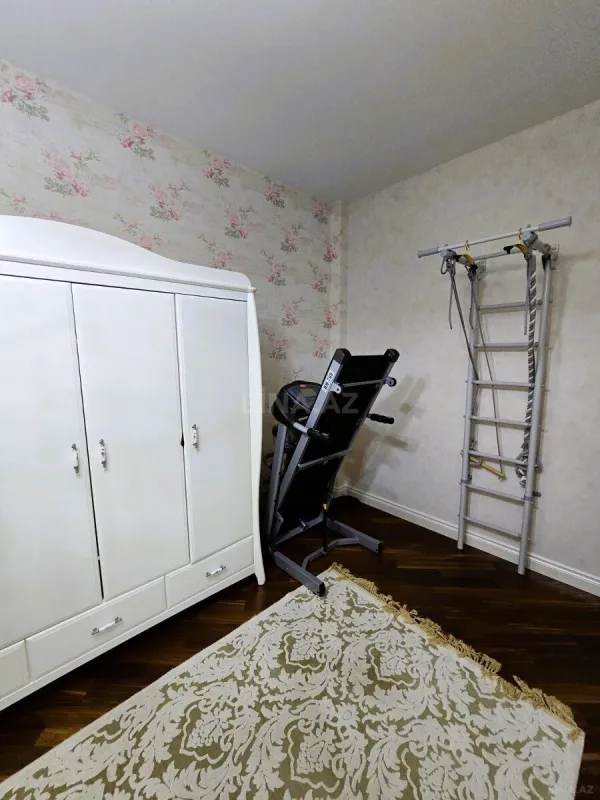 Satılır 4 otaqlı mənzil 195 m²