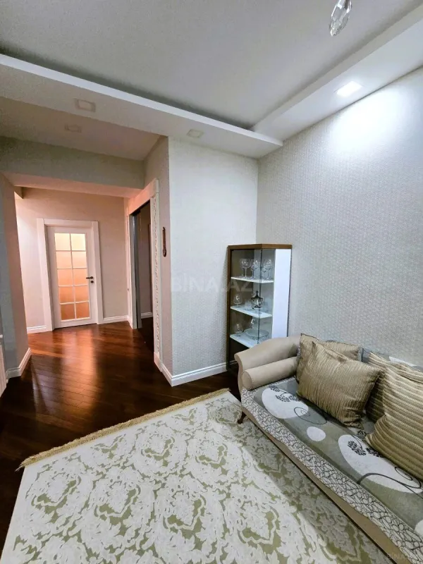 Satılır 4 otaqlı mənzil 195 m²