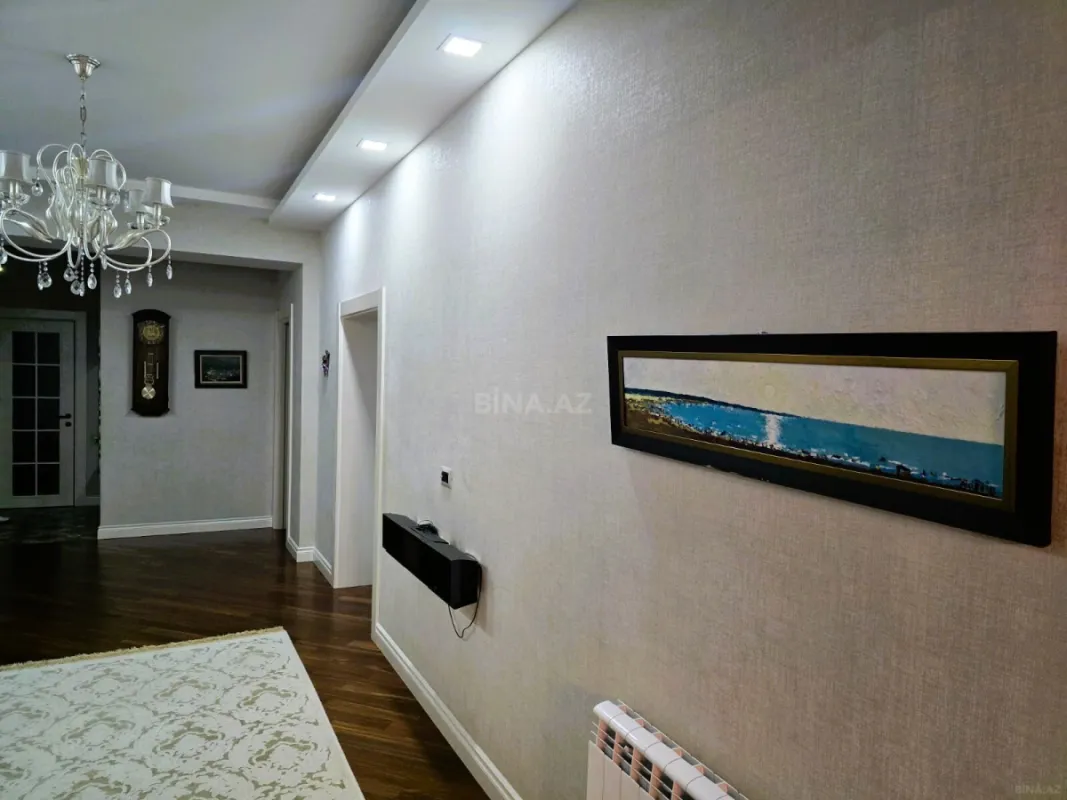 Satılır 4 otaqlı mənzil 195 m²