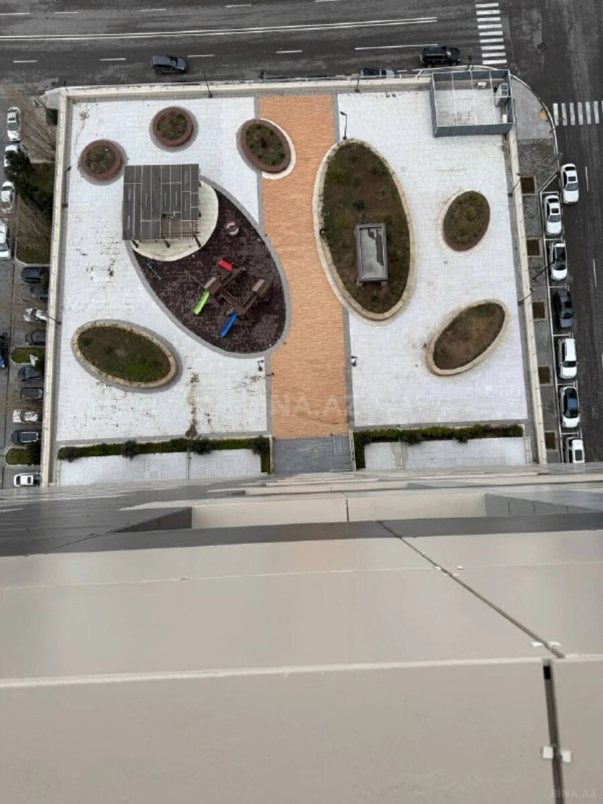 Satılır 5 otaqlı mənzil 324 m²