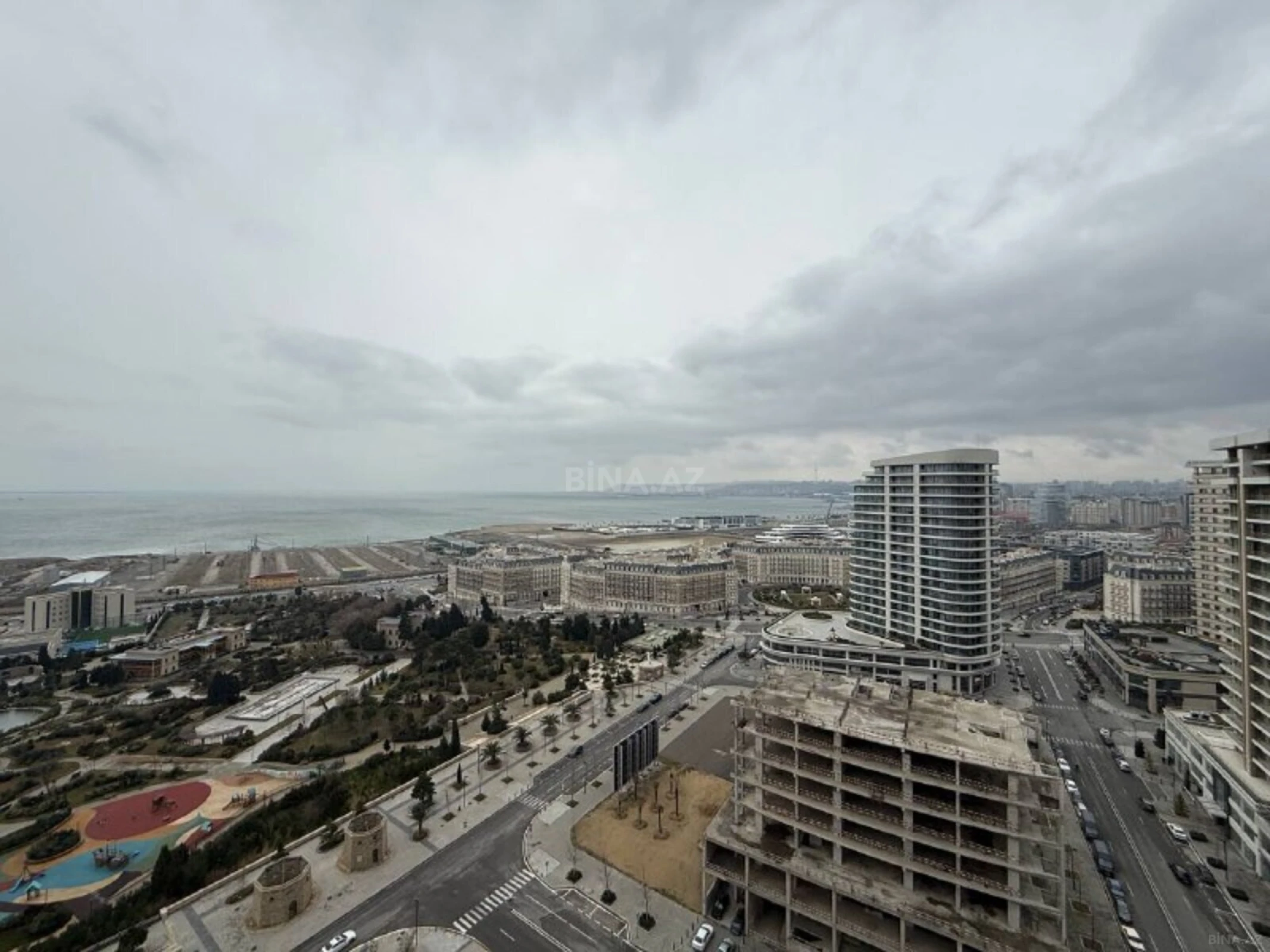 Satılır 5 otaqlı mənzil 324 m²