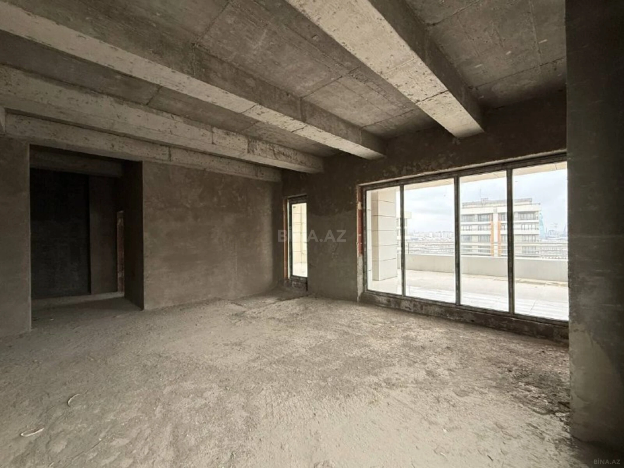 Satılır 5 otaqlı mənzil 324 m²