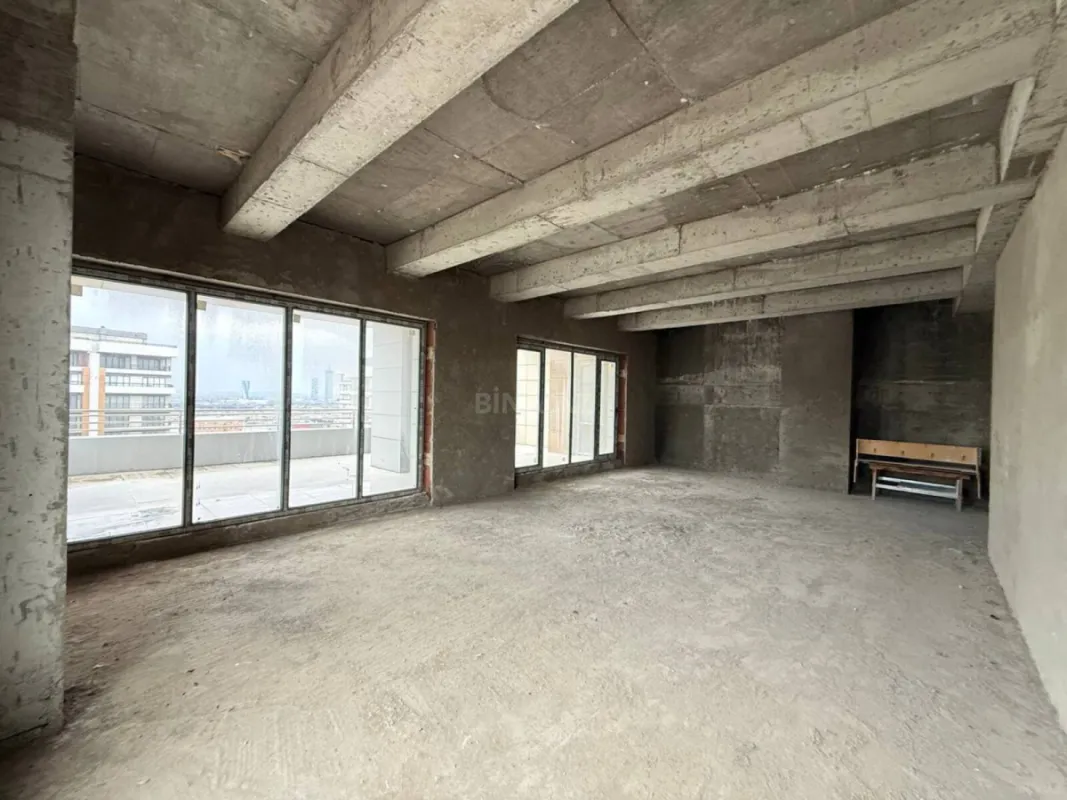 Satılır 5 otaqlı mənzil 324 m²