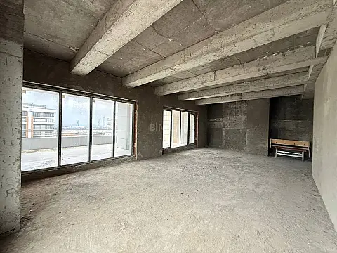 Satılır 5 otaqlı mənzil 324 m²