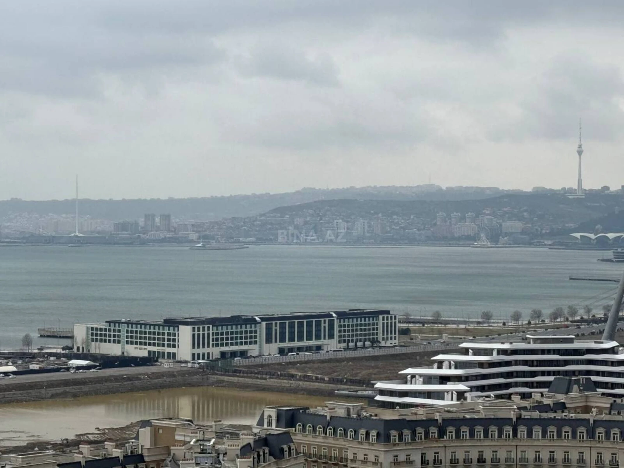 Satılır 5 otaqlı mənzil 324 m²