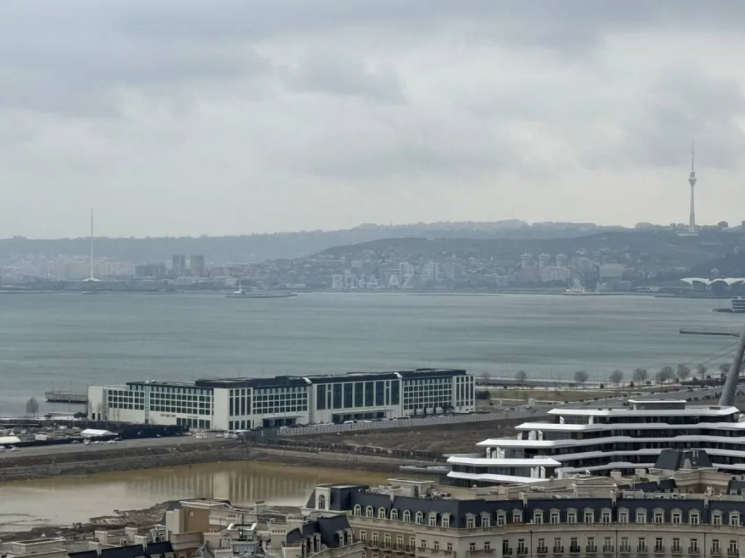 Satılır 5 otaqlı mənzil 324 m²