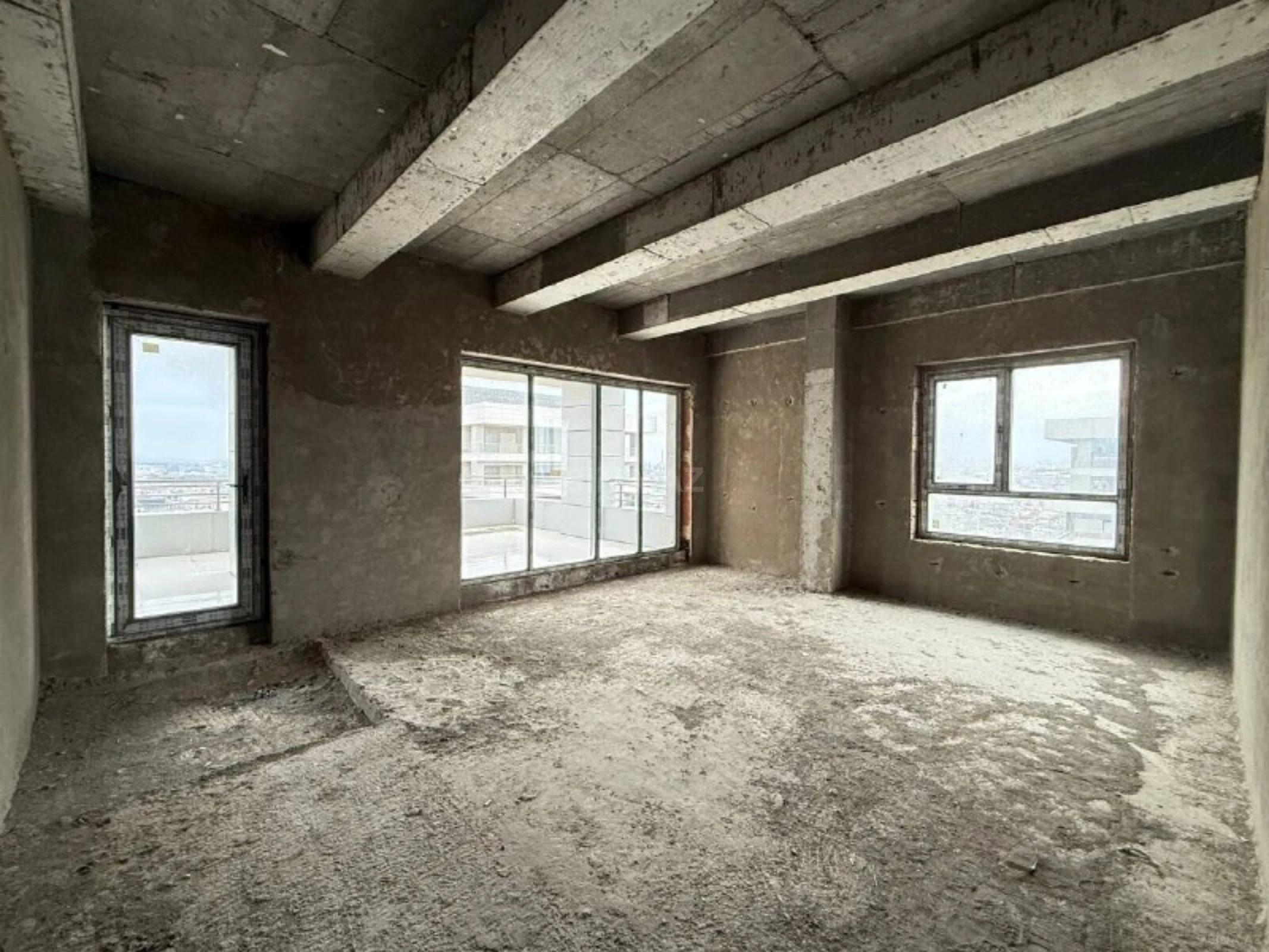 Satılır 5 otaqlı mənzil 324 m²