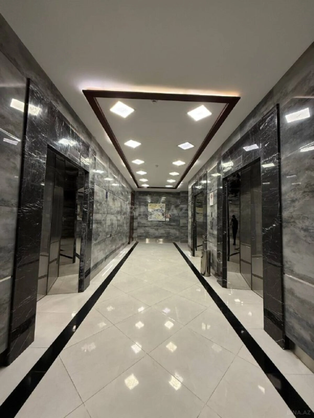 Satılır 5 otaqlı mənzil 324 m²