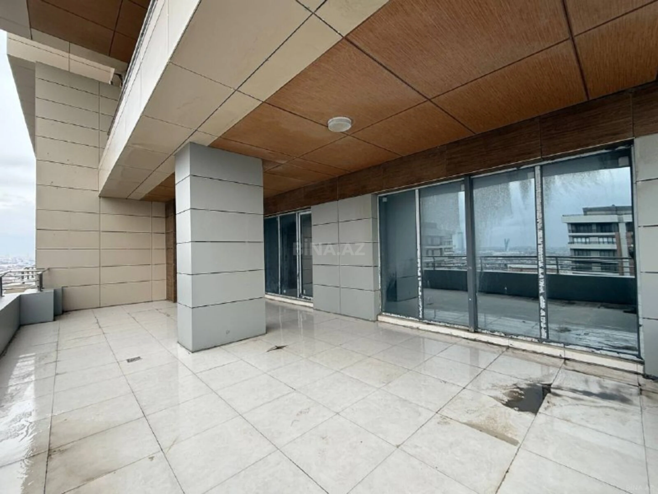 Satılır 5 otaqlı mənzil 324 m²